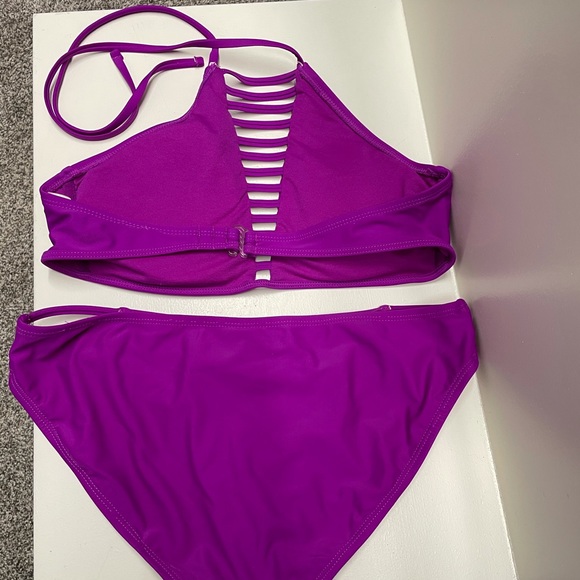 Two bikinis and extra top - Picture 3 of 6